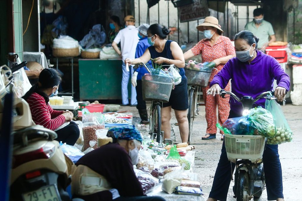 Một số chợ ở Hà Nội bắt đầu phát thẻ mua sắm cho người dân