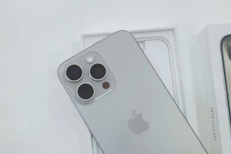 So sánh iPhone 15 Pro Max và Xiaomi 14 Pro: Nên mua gì hơn?